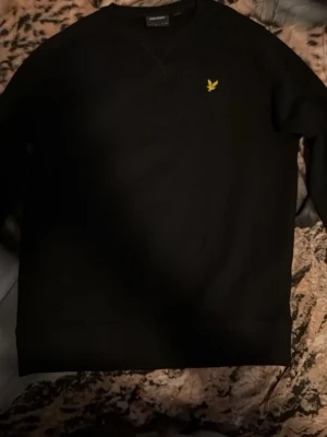 Svart lyle Scott tröja - Säljer min Lyle Scott tröja! Använder den aldrig, finns inga skador eller fläckar