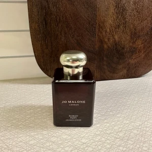 Jo Malone Scarlet Poppy 50 ml - Flaskan är i princip full, max använd 3 gånger. Jättefin doft. Säljer för att jag inte får användning för den. Pris kan diskuteras vid snabb affär.