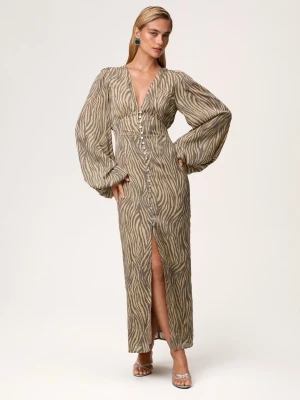 Adoore klänning lång zebra - Snygg långklänning med zebramönster i beige. Klänningen har djup v-ringning, långa puffärmar och knappar framtill. 