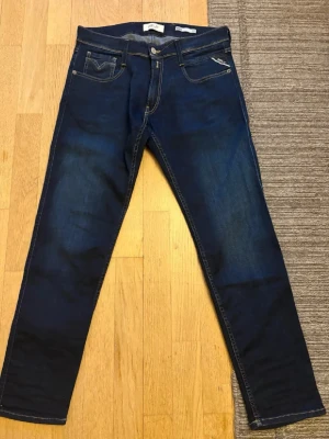 Blå jeans från Replay - Skit snygga replay jeans användt fåtal gånger! Riktigt bra pris, svarar på frågor snabbt och fraktar snabbt! Storlek 31-32