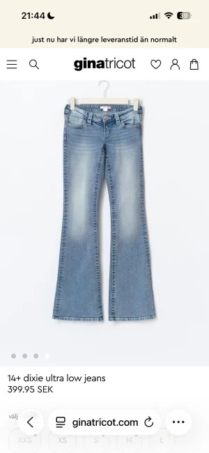 Ljusblå bootcut jeans från Gina Tricot - Intressekoll!!! Vill se ifall dessa kan bli sålda. De är nästan helt nya har använts typ 1-2 gånger och vill sälja pågrund av fel storlek. Lägger alltså bara upp för att se ifall de kan bli sålda och hur mycket jag kan få för de. Buda gärna! Kanske säljer ett par ljusblå bootcut jeans från Gina Tricot med låg midja. Jeansen har klassisk femficksdesign, dragkedja och knapp framtill samt en snygg tvättad look. Perfekta för dig som gillar retrovibbar och vill ha ett par riktigt schyssta jeans.