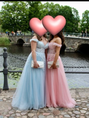 Balklänning  - Hej! Jag säljer min kompis jätte fina ljusblåa klänning som hon använt på hennes bal. Man kan ha den både offshoulder och vanligt. Klänningen har en dragkedja i ryggen vilket gör det lätt att komma i och ur. Hon har vanligtvis storlek 36/ S och är cirka 163 cm lång och på bilderna hade hon även klacka på ca 8/9 cm.Klänningen är även längre än så då hon velat att den ska släpa.Går att lägga upp klänningen om man skulle vilja. Även lägga ner då den redan är lite uppsyd.Lägger ut en ny annons🥰