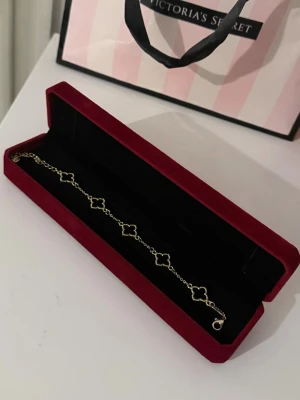 Guld Armband Klöver - Helt ny aldrig använd. Rostfritt stål. Justerbar.