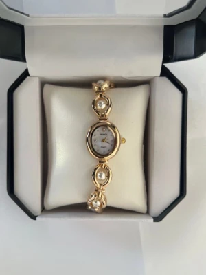 Guldfärgad klocka  - Unik guldklocka med pärlor, justerbart armband och nytt batteri💌