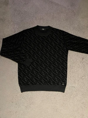 Fendi Flocked Crewneck Sweater - ❗️KVITTO FINNS❗️                                                   📊Färg- Svart~~Se bild 2 för bästa färg exemplet.                                                                  📏Storlek- Medium(M).    📝Mott: axel till axel 51Cm~~Midja till hals 66Cm.                   -Knappt använts och så gott som nytt!        📦Postar inom 24h❗️Hör av er vid funderingar eller prisförslag