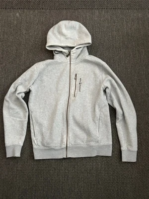 Sail racing  - Sail racing hoodie som används mycket. Även fast den är sliten har jag använda den ute utan problem under jacka osv. Även går den att använda som arbets/tränings hoodie 