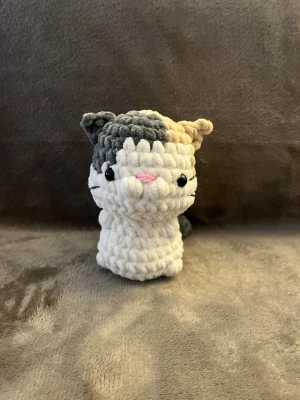 Virkad katt - Virkad av mig, tar emot beställningar🤍ca 15cm hög 