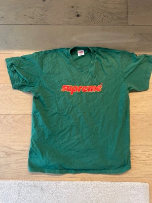 Supreme T-shirt - Knappt använd, sitter som stor M