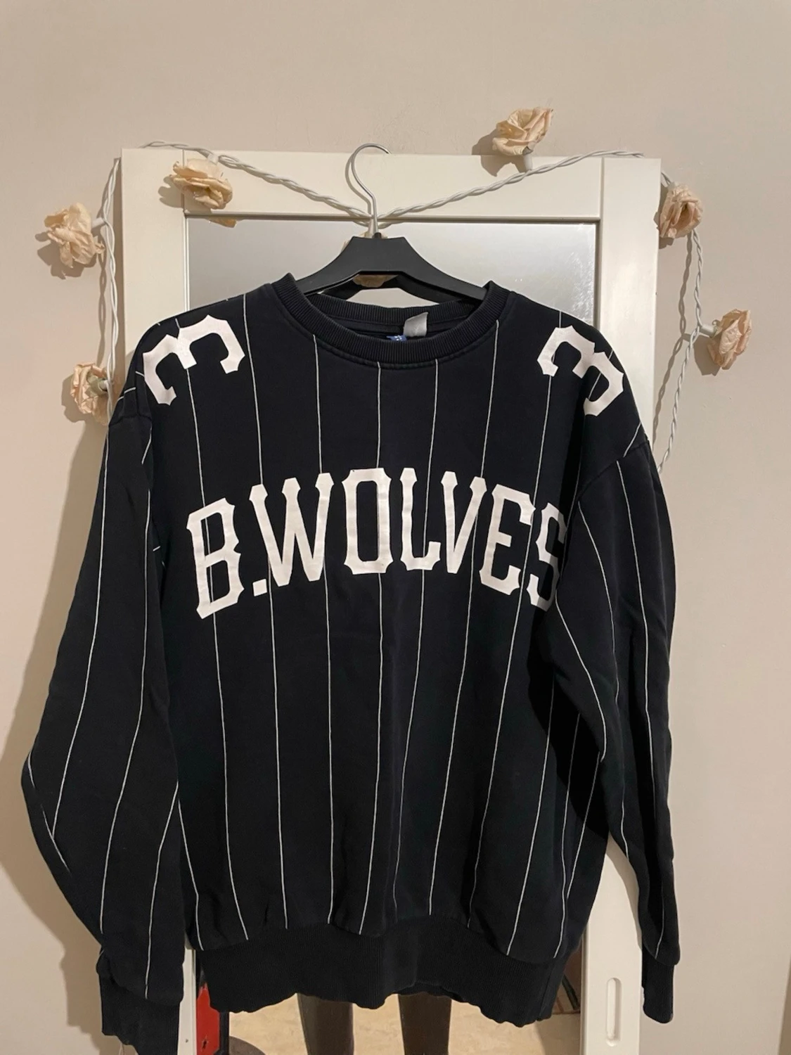 Svart sweatshirt med B.WOLVES-tryck