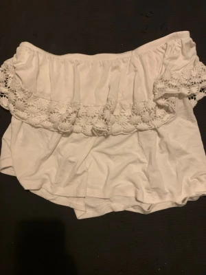 Stockholm stil topp två lager blomma vit - Jätte snygg vit Stockholm stil mesh topp med blommor, säljer eftersom den inte passar. (Tvättar innan den skickas ut:) )