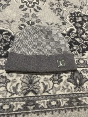 Grå  mössa - Grå mössa .