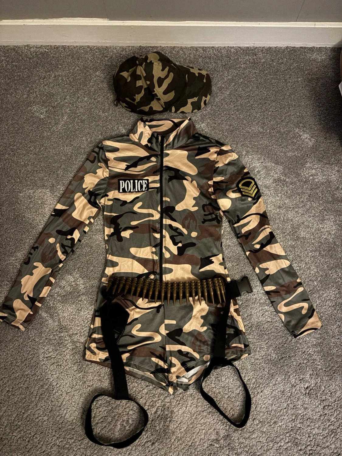 Militärdräkt med accessoarer - 2