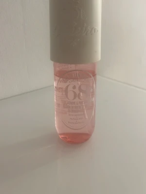 Sol de Janeiro Brazilian Crush 68 - Parfymmist från Sol de Janeiro i doften Brazilian Crush Cheirosa 68. Flaskan är rosa och genomskinlig med vit spraykork och lock. Doften har inslag av brasiliansk jasmin och rosa drakfrukt. Perfekt för dig som gillar fruktiga och blommiga toner.