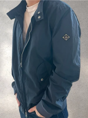 J.Lindeberg Jacka - Mörkblå J.Lindeberg jacka. Storlek L. Jag bär storlek S egentligen så den är lite stor för mig. Priset är inte slaget i sten.