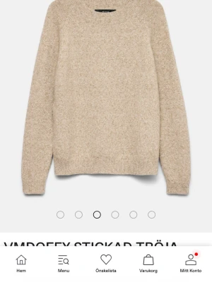 Beige stickad tröja från VERO MODA - Klassisk beige stickad tröja från VERO MODA med rund halsringning och ribbade muddar vid ärmslut och nederkant. Tröjan har en avslappnad passform och är tillverkad i ett mjukt, melerat material. Orginalpris är 300kr💕säljer då det inte kommer till användning längre, kan vara lite noprig men bra skick, skriv för mer bilder❤️