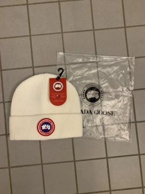 Canada Goose Beanie mössa - Mycket fin vit Canada Goose Beanie mössa. Oanvänd.