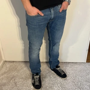 Replay Jeans - Replay Rob Jeans | skick 9/10 | Storlek 33/32 | Pris - 499kr | Modellen är ca 178cm lång | Hör av dig vid minsta fråga eller fundering!!