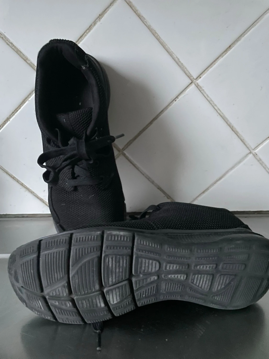 SOC Svarta sneakers med mesh och snörning - 1