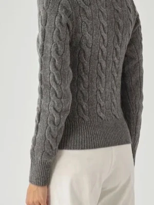 Grå kabelstickad kofta från Polo Ralph Lauren - Kabelstickad grå kofta från Polo Ralph Lauren med rund halsringning och knappar framtill. Klassisk design med ribbade muddar och nederkant samt diskret broderad logga på bröstet. Perfekt för lager på lager och en stilren look.