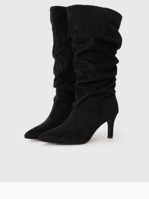 Svarta slouchy boots med klack - Snygga svarta stövlar i mocka-look med slouchy skaft och spetsig tå. De har smal klack och en trendig, avslappnad siluett som passar perfekt till både jeans och kjol. Stövlarna är helt svarta och har en elegant, modern vibe.