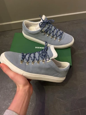 Blå sneakers från Diemme med mocka - Snygga ljusblå sneakers från Diemme i mocka med vita detaljer och blå-vita snören. Använda typ 2 gånger precis som nyskick.Box,dustbag plus extra snörning tillkommer. 