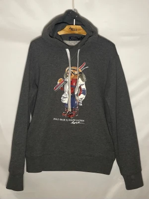 Ralph Lauren hoodie - Grå polo bear motiv hoodie i mycket bra skick, inga hål eller fläckar. Storleken är S men passar M också, Unisex. Vid frågor är det bara att fråga😊