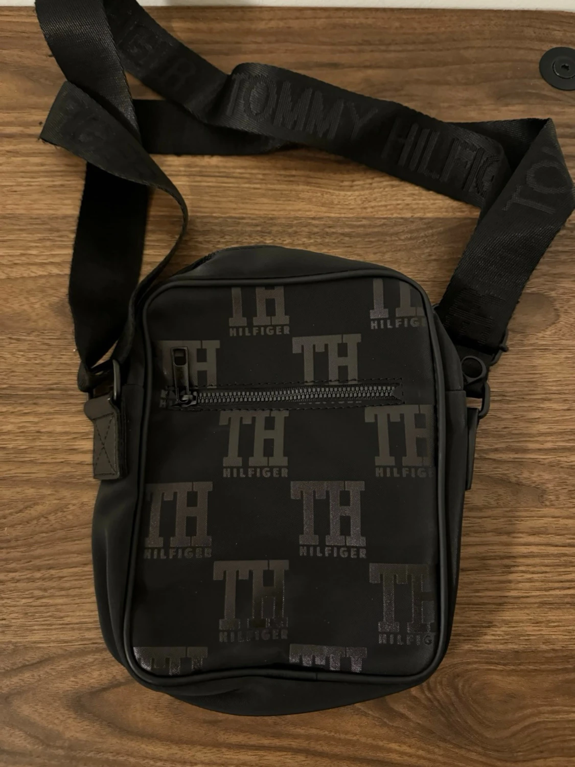 Svart axelväska Tommy Hilfiger - 1