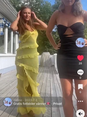 Gul volangklänning med prickigt mönster - Säljer min gula drömmiga klänning från nätet en sina som står som ” miss seltridgs”???. Kanske. Kan skicka bild på lappen men storlek 38!! Använd en gång