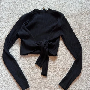 Svart kofta från NA-KD - Säljer denna svarta kofta! Som man ser är lappen påväg av! Skriv vid funderingar!