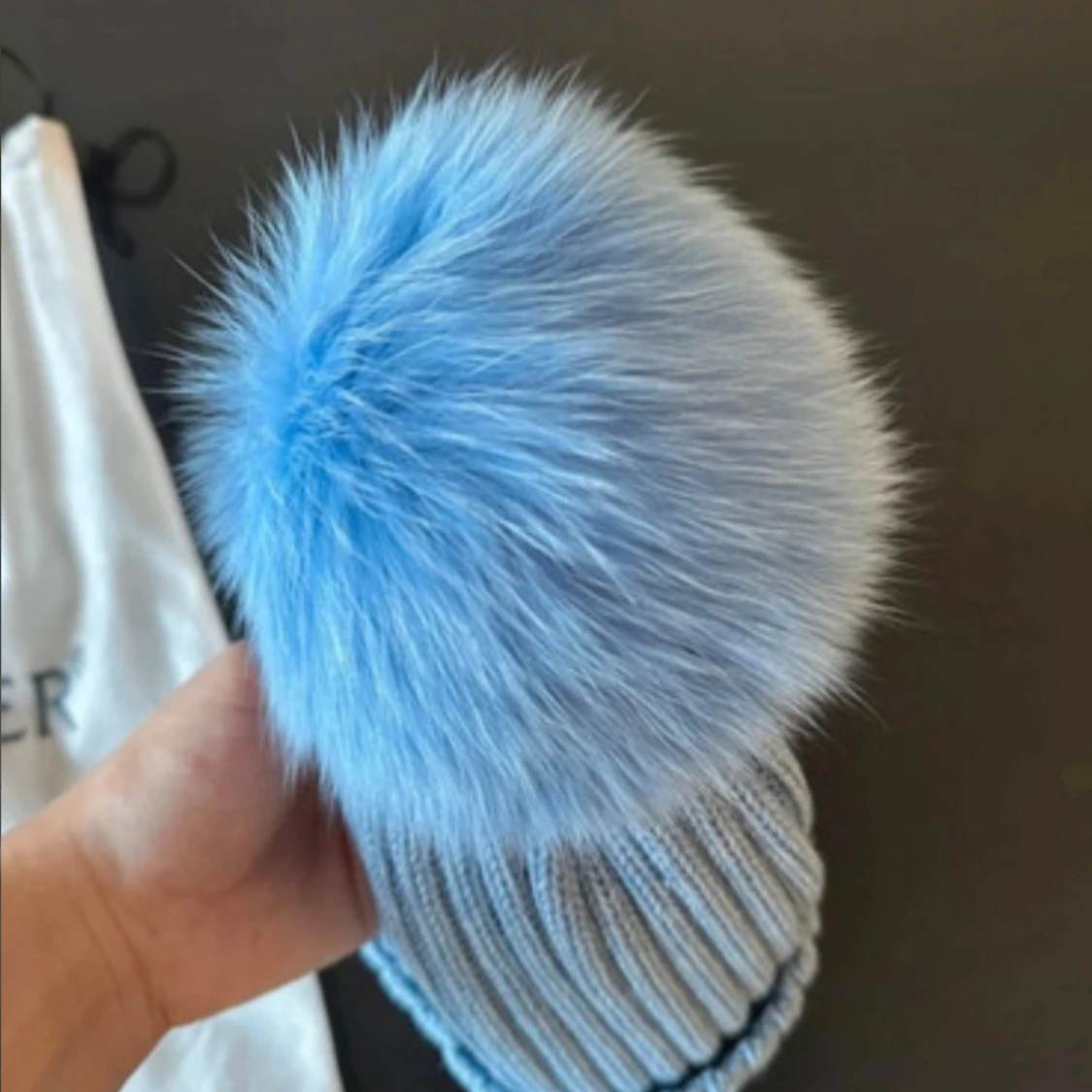 Blå Moncler mössa med pälsboll - 2