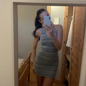 Randig klänning - Säljer min superfina randiga klänning från NA-KD! Oanvänd🩵💚