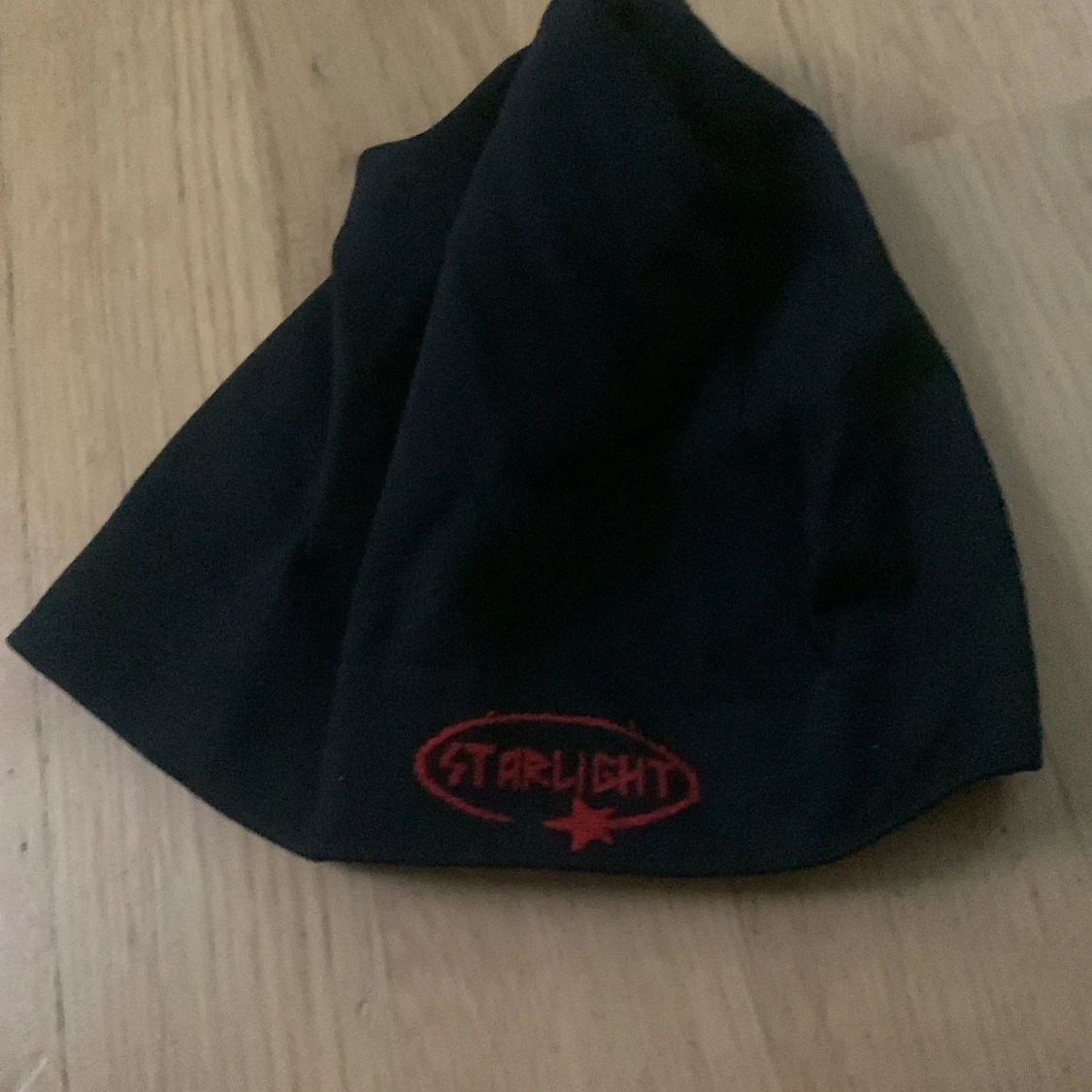 Svart mössa Starlight med röd logga - 3