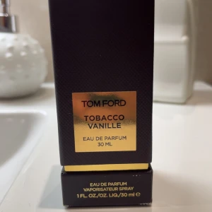 Tom Ford Tobacco Vanille 30ml - Tom Ford Tobacco Vanille Eau de Parfum 30ml.  Fin lyxig doft av tobak o vanilj, unisex parfym Funkar perfekt för flesta tillfällen så som sena kvällar, dejter eller bara vill lukta gott!   Knappt använd, nästan full, ungefär 27 ml kvar  Köpt på kicks för 1850 kr Kvitto finns!