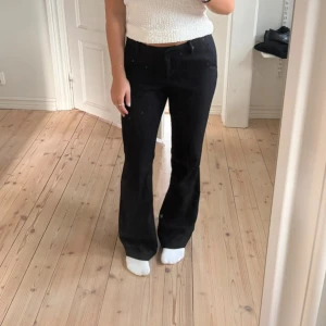 Svarta kostymbyxor  - Lågmidjade kostymbyxor, sitter som storlek S
