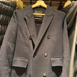 Massimo dutti kappa - Säljer en Massimo Dutti kappa i mörk mörk blå, nästan svart. Storlek 36 men passar S och M då den är oversize