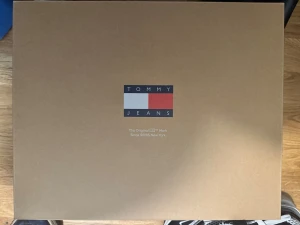 Svarta chunky stövlar Tommy Jeans - Chunky svarta stövlar från Tommy Jeans med grov sula och hög skaft i mjukt skinnmaterial. Snygg minimalistisk design med rund tå och platt sula, perfekt för dig som gillar statement boots. Diskret logga på sidan och på undersidan av sulan.