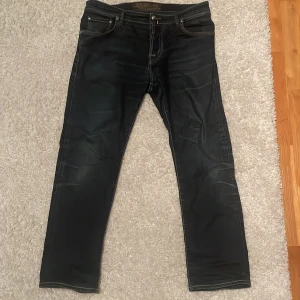 Jacob Cohën mörk blåa, stl 34 - Säljer mina Jacob cohen jeans, mörk blå färg väldigt snygg och enkel att matcha, liten defekt på baksidan men märks inte av så mycket ser bara ut som en uttväntning. Därför det låga priset, nypris 6500kr. Sitter lite litet i storleken. Bara använt 4-5 gånger 