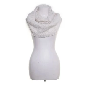 Vit stickad halsduk från H&M - Mysig och chunky vit stickad halsduk från H&M i tubmodell. Halsduken har en grovstickad struktur och är perfekt att svepa runt halsen för extra värme. Tillverkad av mjuk akryl med inslag av polyester och metalliserad fiber för en lätt glittrig effekt. Storlek onesized 