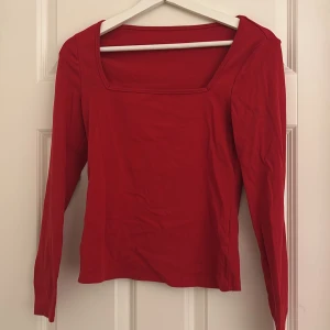 Röd topp - Säljer en röd långärmad topp från shein i storlek M. 