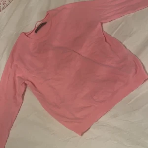 rosa tröja - lite nopprig men syns knappt🩷