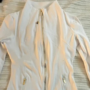 Lululemon Define jacka - Vit Lululemon jacka med guld kedja. Använd 1 gång, storlek XS (4)🩷tar ej emot bud under 900 då den är helt ny, hör av er vid frågor💕
