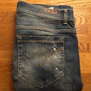 Dondup george 32 - Ett par snygga Dondup med schysta slitningar. Andvända i 1 år men är i fint skick utan tecken på användning. Skriv om ni har några funderingar. Pris kan diskuteras 