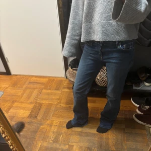 Blåa bootcut lowrise jeans! - Säljer dessa jeans, snyggar men passar inte bra på mig längre. Väldigt bekväma och bra material. Jag är 160 lång :)