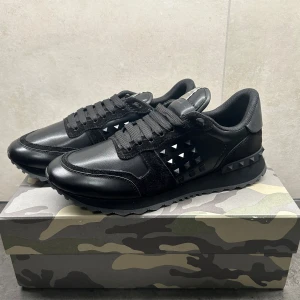 Valentino Rockrunners - Ett par stilrena rockrunners i storlek 44. Perfekta nu till vintern då dem är hyfsat höga och fodrade. Skicket på skorna är 9/10. Dem är använda fåtal gånger nu under höst. Skriv om ni har frågor eller är intresserade!🤩