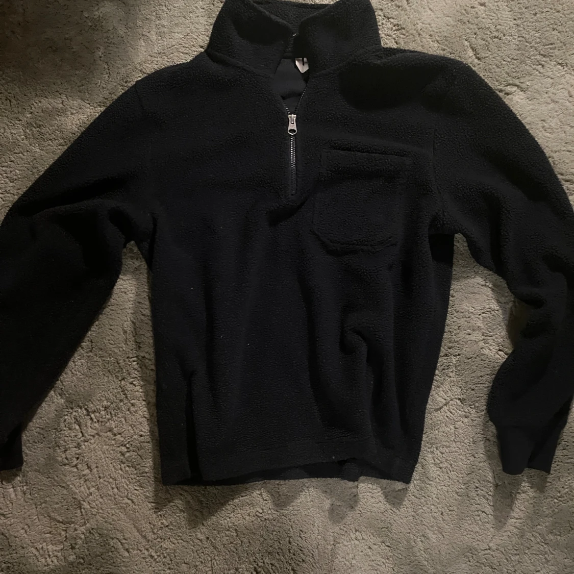 Svart fleece-tröja med half zip