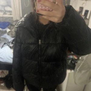 Svart pufferjacka från Lager 157 - Svart pufferjacka från Lager 157. Jackan har en loose passform och är inte jätte tjock men ändå varm så passar perfekt nu till höst/ vinter. Står storlek S men känns mer som M/L. Använd få tal gånger då ja fick en ny o inte varit så mycket i behov till jackan innan dess. Finns katt o hund i hemmet💗