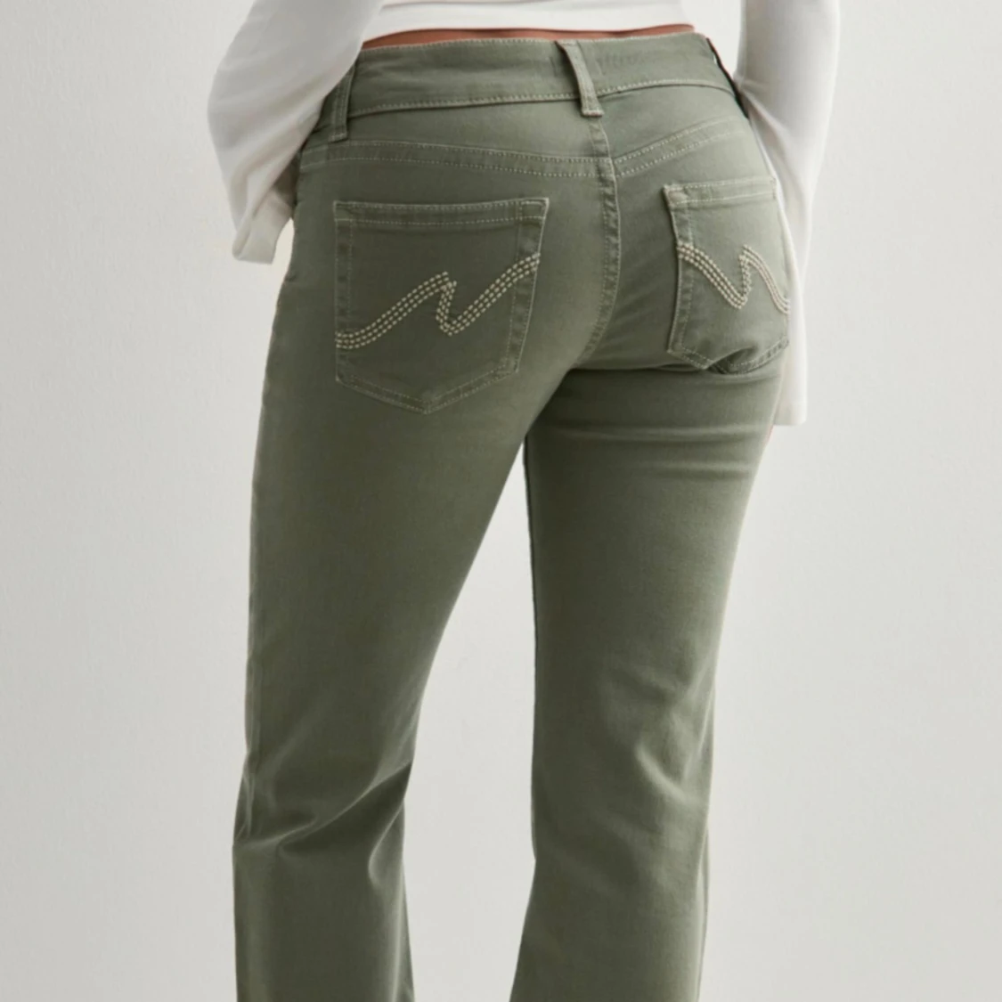 Bootcut jeans i olivgrönt - 1