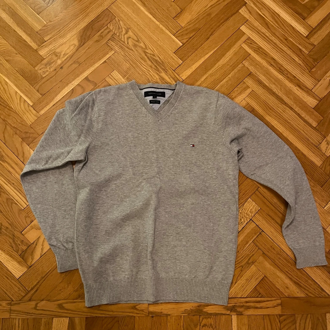 Grå v-ringad tröja Tommy Hilfiger