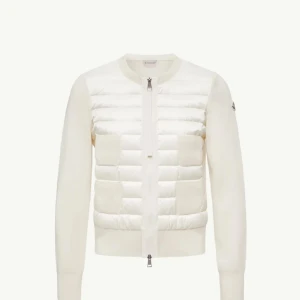 Vit pufferjacka från Moncler - Padded Wool Zip-Up Cardigan från Moncler. Cardiganen är i mycket gott skick och har bara använts några gånger. Den kommer med originalförpackning och kvitto. Nypris cirka 9900 