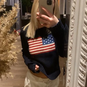 Polo Ralph Lauren tröja - säljer min superfina polo ralph lauren tröja då den inte används lika ofta. den är i fint skick, fanns dock ett pyttelitet hål på baksidan av tröjan i nacken som jag sytt igen (se bild 3) men det är inget som är särskilt märkvärdigt💕köpte den för 2300 kr här på plick!